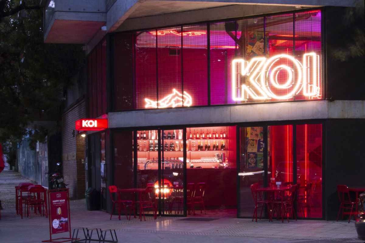 Interior de KOI Villa Urquiza, restaurante japonés diseñado por Terrenal Estudio